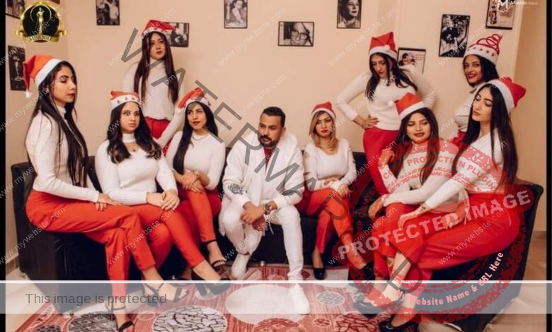 الإعلامي سامح عاطف ومتسابقات بنت النيل يتألقون بملابس الكريسماس