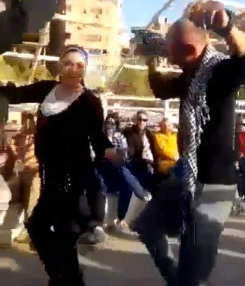 المعلمة وهي ترقص