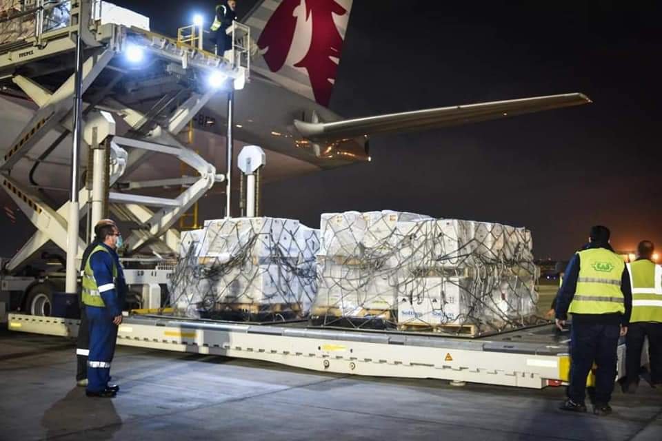 وزيرالتعليم العالي والقائم بعمل وزير الصحة يعلن استقبال ٣ ملايين جرعة من لقاح «فايزر» بمطار القاهرة الدولي