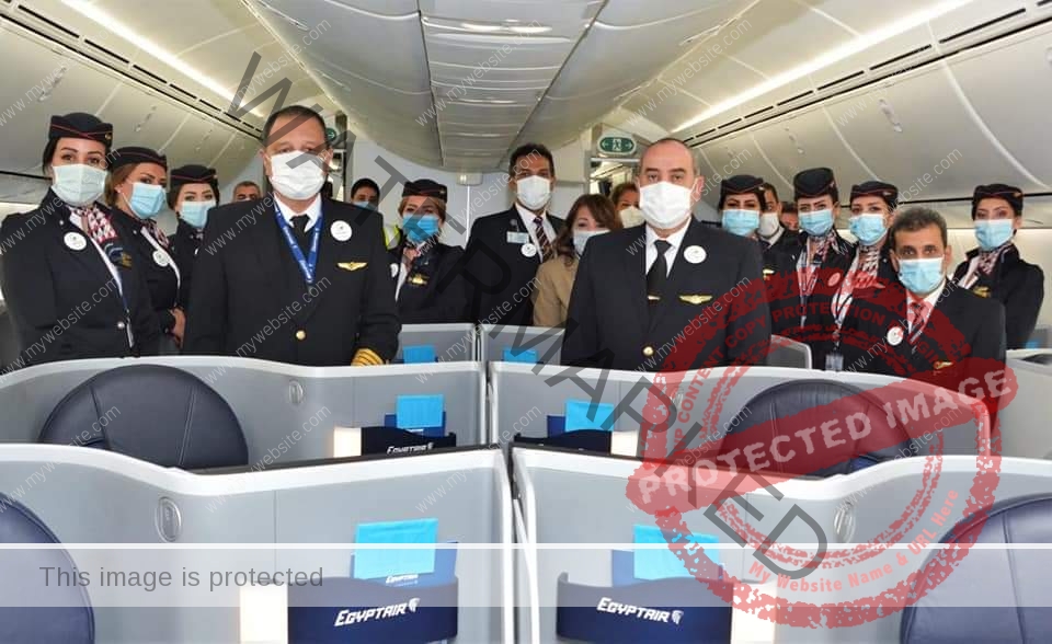 وزير الطيران المدني يقود أول رحلة " بخدمات صديقة للبيئة " بين القاهرة وباريس