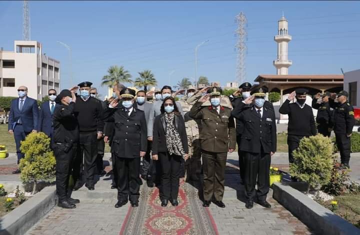 محافظ دمياط تضع إكليل الزهور على النصب التذكارى للشهداء