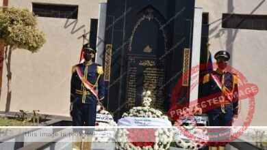 الهجان ونائب مدير أمن القليوبية والقيادات الأمنية يضعون إكليلا من الزهور على قبر الجندي المجهول 
