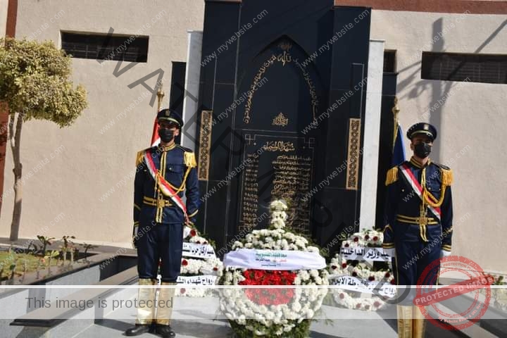 الهجان ونائب مدير أمن القليوبية والقيادات الأمنية يضعون إكليلا من الزهور على قبر الجندي المجهول 