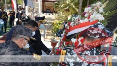 مختار والقيادات الأمنية يضعون إكليل الزهور علي النصب التذكاري للشهداء بمعسكر الأمن المركزي بسندوب 