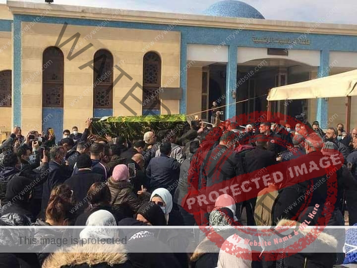 وصول جثمان ياسر رزق إلى مسجد المشير طنطاوي بالتجمع الخامس