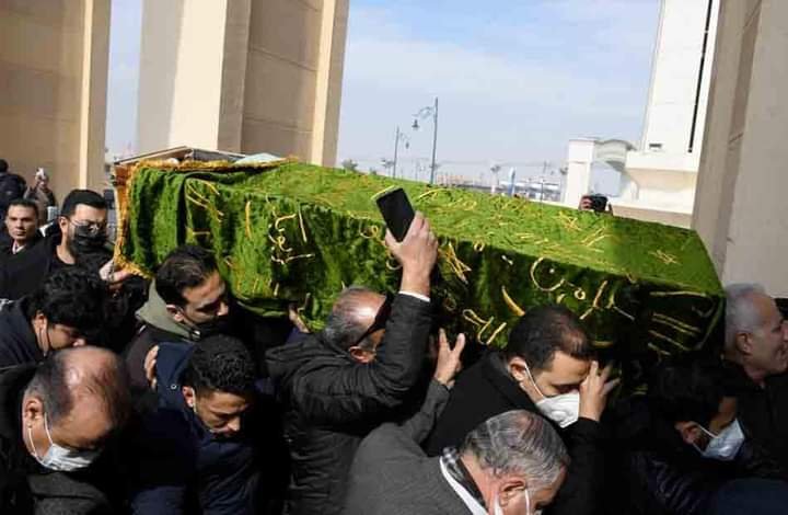 وصول جثمان ياسر رزق إلى مسجد المشير طنطاوي بالتجمع الخامس