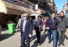 محافظ بورسعيد يتفقد شارع البازار ويلتقي بالمواطنين
