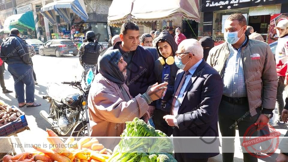 محافظ بورسعيد يتفقد شارع البازار ويلتقي بالمواطنين