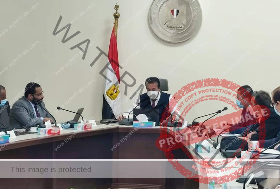 د. عبد الغفار القائم بعمل وزير الصحة يوجه بتطعيم العاملين بالقطاع السياحي بالجرعات التنشيطية