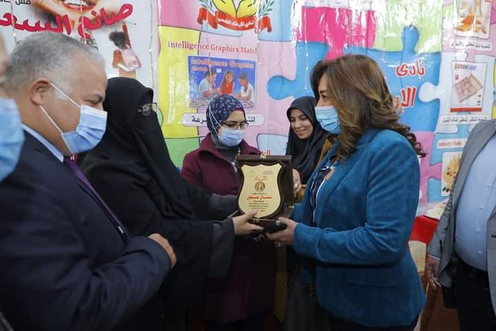 عوض تتفقد نقطة إنطلاق المبادرة لتوزيع اكثر من ١٠٠٠٠ قطعة ملابس و ٢٥٠ حقيبة أدوات مدرسية و ٥٠ شنطة مواد غذائية