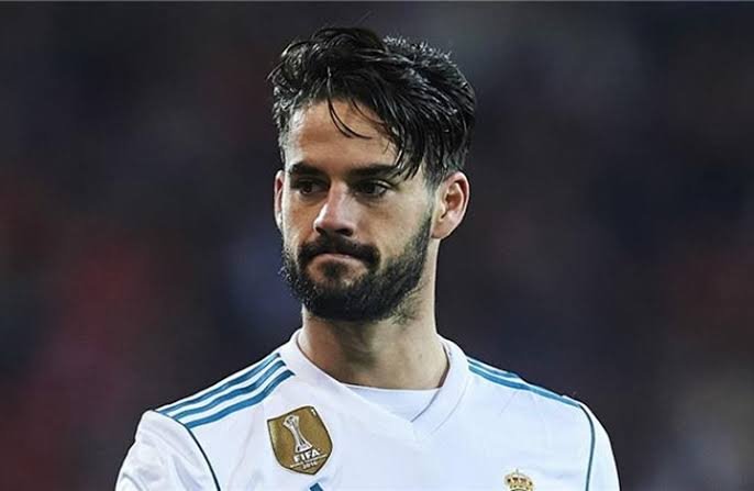 نجم ريال مدريد يقترب من الانتقال إلى البريمير ليغ عبر بوابة توتنهام