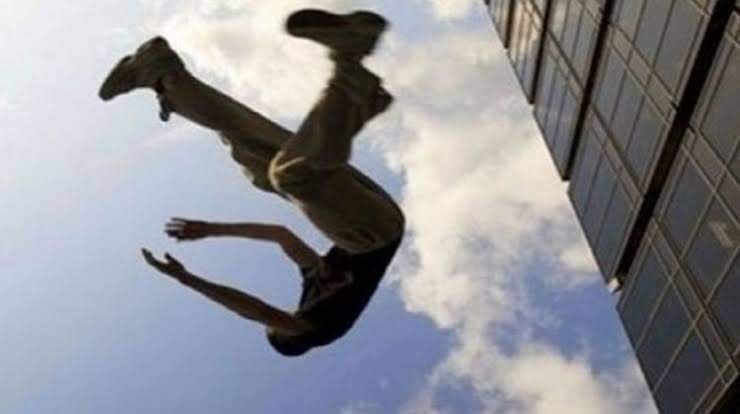 إنتحار شاب من الطابق التاسع في العمرانية.. وأسرته: "هددنا كتير"