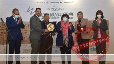 عبد الدايم تسلم جوائز الدورة 53 لمعرض القاهرة الدولي للكتاب