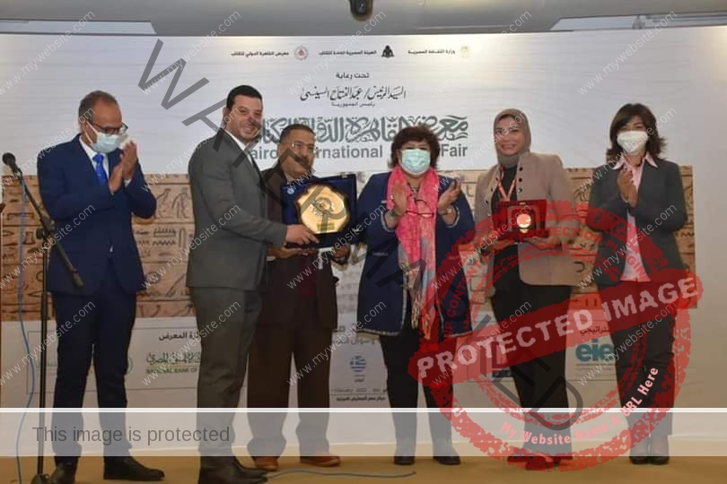 عبد الدايم تسلم جوائز الدورة 53 لمعرض القاهرة الدولي للكتاب