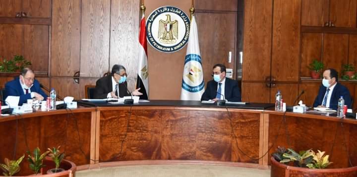 اجتماع مشترك بين البترول والكهرباء لبحث توفير احتياجات محطات توليد الكهرباء من الغاز الطبيعى والوقود