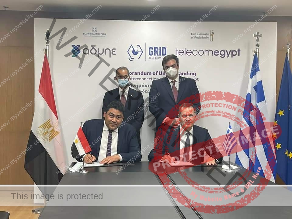 وزير الاتصالات يشهد توقيع مذكرة تفاهم استراتيجية بين "المصرية للاتصالات" و"جريد تليكوم"