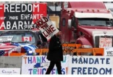 مخاوف من حدوث أضطراب أقتصادي بعد غلق سائقي الشاحنات معبرا حدوديا رئيسيا بين أمريكا وكندا