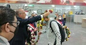 استقبال بعثة المنتخب الوطني في مطار القاهرة بالورود