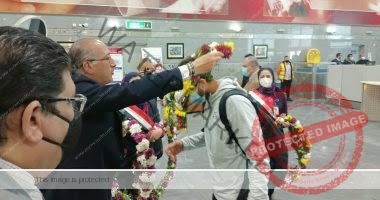 استقبال بعثة المنتخب الوطني في مطار القاهرة بالورود