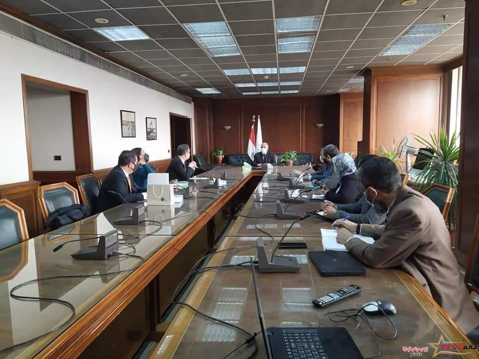 عبد العاطى والمدير التنفيذي لصندوق المناخ الأخضر يبحثان التعاون بين الوزارة والصندوق