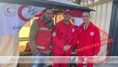فريق الهلال الأحمر المصري يقيم أول مركز خدمة إغاثية مصرية على معبر "سيريت" 