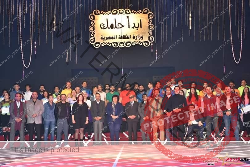 عبد الدايم ومحافظ بورسعيد يسلمان شهادات تخرج الدفعة الثانية من "ابدأ حلمك 2"