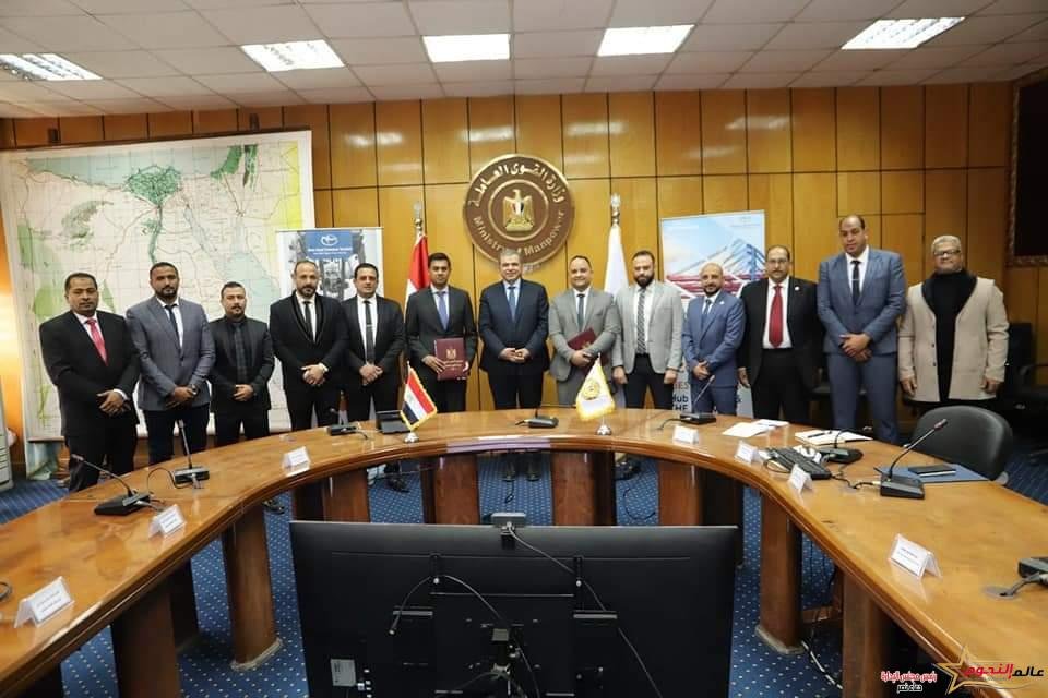 سعفان يشهد توقيع اتفاقية عمل جماعية تحقق مزايا أفضل للعاملين بـ" قناة السويس للحاويات"