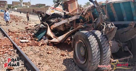 مصرع شخصان وإصابة 17 شخصًا في تصادم سيارة عمال بنقل ثقيل في الفيوم