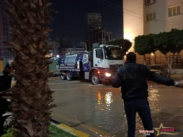 عاجل.. انفجار ماسورة مياه فى شارع جامعة الدول العربية بـ المهندسين