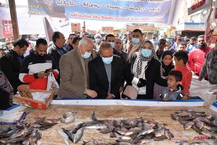 محافظ الإسماعيلية يراقب الأسعار بمعرض "اهلا رمضان" بأبوعطوة
