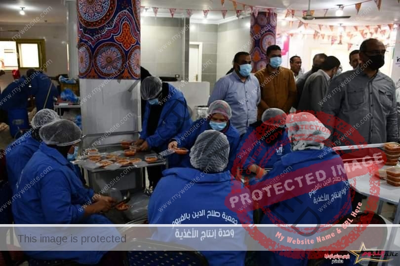 محافظ الفيوم يتفقد مائدة جمعية صلاح الدين لإفطار الصائمين ووحدة تجهيز الوجبات الغذائية