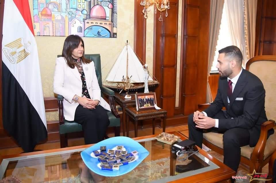 وزيرة الهجرة تمنح إسلام العشيري بطل إنقاذ المدنيين المصريين والعرب في أوكرانيا درع الوزارة