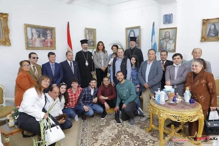 عوض تقدم التهنئة بمناسبة الاحتفال بعيد القيامة المجيد