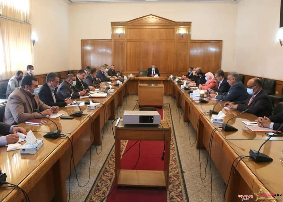 عبد العاطى يجتمع مع القيادات التنفيذية بالوزارة لمتابعة موقف مشروعات الوزارة بمختلف المحافظات