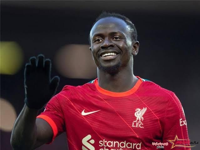 توماس مولر يرد علي أنباء انتقال "ساديو ماني" الي صفوف بايرن ميونخ … التفاصيل رد توماس مولر لاعب بايرن ميونيخ. بسخرية عن الأنباء التي تشير إلى اقتراب ساديو ماني جناح ليفربول من الانتقال لصفوف الفريق البافاري خلال الانتقالات الصيفية المقبلة. وتحدث مولر لصحيفة "بيلد" الألمانية قائلا: "إن انضم إلينا كل لاعب تشير إليه التقارير فسننتهي بفريق يضم 45 لاعبا كل عام". وأتم ساخرا "سأصل لمقر تدريبات بايرن في بداية شهر يوليو المقبل وأرى من انضم إلينا". وربطت صحيفة "بيلد" نفسها في وقت سابق ماني بالانتقال إلى بايرن مفضلا إياه على باريس سان جيرمان. وأشار التقرير إلى أن ماني يرغب في خوض تحد جديد على الرغم من تبقي عام في تعاقده مع ليفربول. وشارك ماني مع ليفربول في 268 مباراة في كل البطولات سجل خلالهم 120 هدفا وصنع 48. وضم بايرن خلال الصيف الجاري نصير مزراوي قادما من أياكس في صفقة انتقال حر.