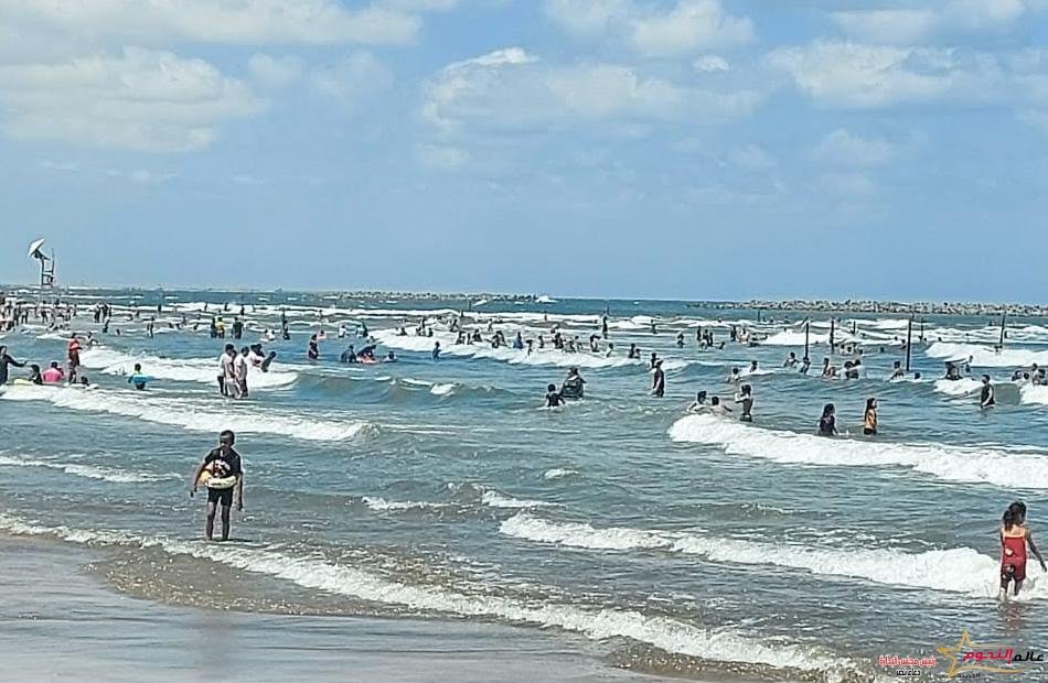إنقاذ 16 شخصًا من الغرق اليوم بـ شاطئ رأس البر 