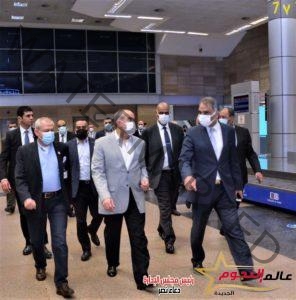 وزير الطيران يتفقد مطار القاهرة لمتابعة انتظام التشغيل وتهنئة العاملين والمسافرين في أول أيام العيد