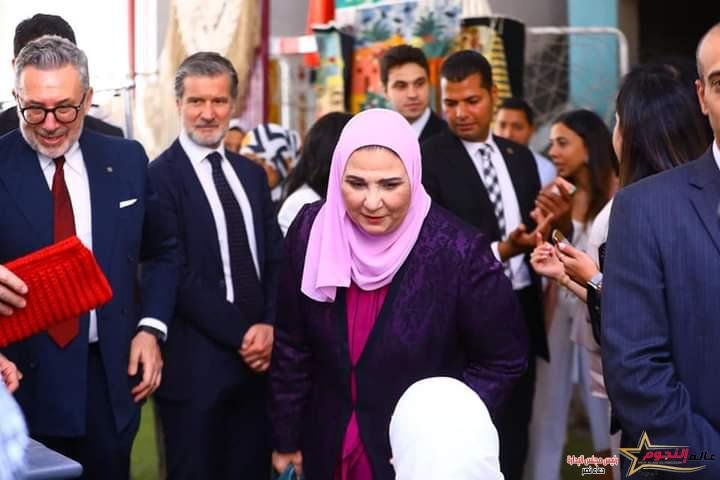 القباج وماركو يتفقدان البازار والفصول التعليمية والفنية والمعامل والورش ونظام الألواح الشمسية بالمدرسة