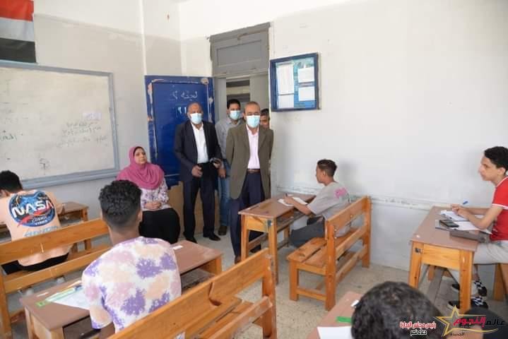 محافظ الاسماعيلية يتفقد لجان امتحانات الشهادة الاعدادية