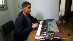 محمد عمر " بيتهوفن الجديد " في حوار لـ عالم النجوم .. أول ضعيف سمع يستطيع العزف على آلة الأورج الموسيقية