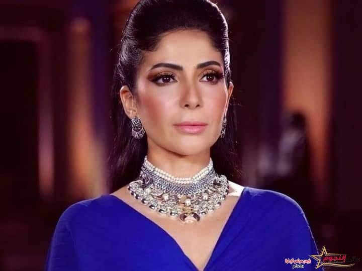 منى زكي تهدي تكريمها من المركز الكاثوليكي للسينما للراحل سمير صبري