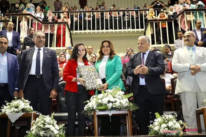 عوض تشهد احتفال مديرية التربية والتعليم بالعيد القومى للمحافظة بالصالة الرياضية المغطاة برأس البر
