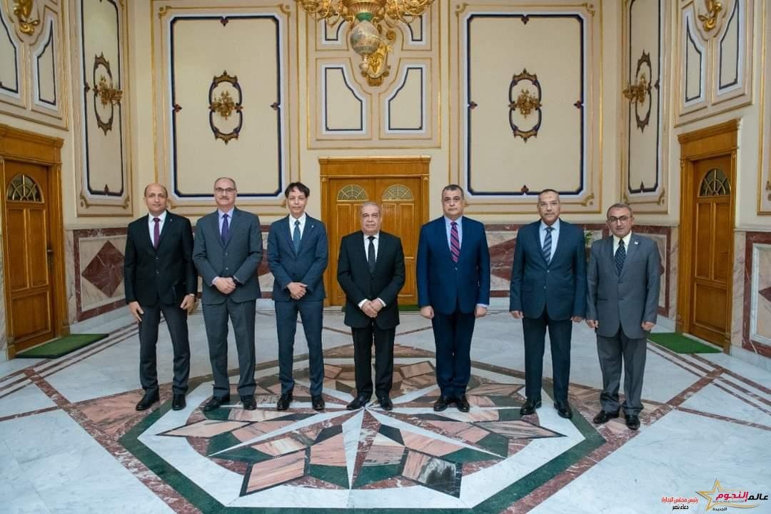 "وزير الدولة للإنتاج الحربي" يناقش مع علماء مصريين سبل الاستفادة من خبراتهم في مختلف المجالات