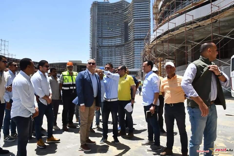 وزير الإسكان يتفقد مشروعات المنطقة الشاطئية بمدينة العلمين الجديدة