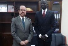 السفير المصري في جوبا يلتقي وزير البترول الجنوب سوداني