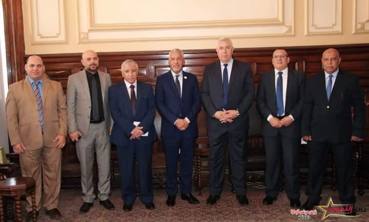القصير يبحث مع الأمين العام لجائزة خليفة للنخيل التعاون في مجال التغيرات المناخية والخريطة الصنفية ومكافحة سوسة النخيل 1 القصير يبحث مع الأمين العام لجائزة خليفة للنخيل التعاون في مجال التغيرات المناخية والخريطة الصنفية ومكافحة سوسة النخيل