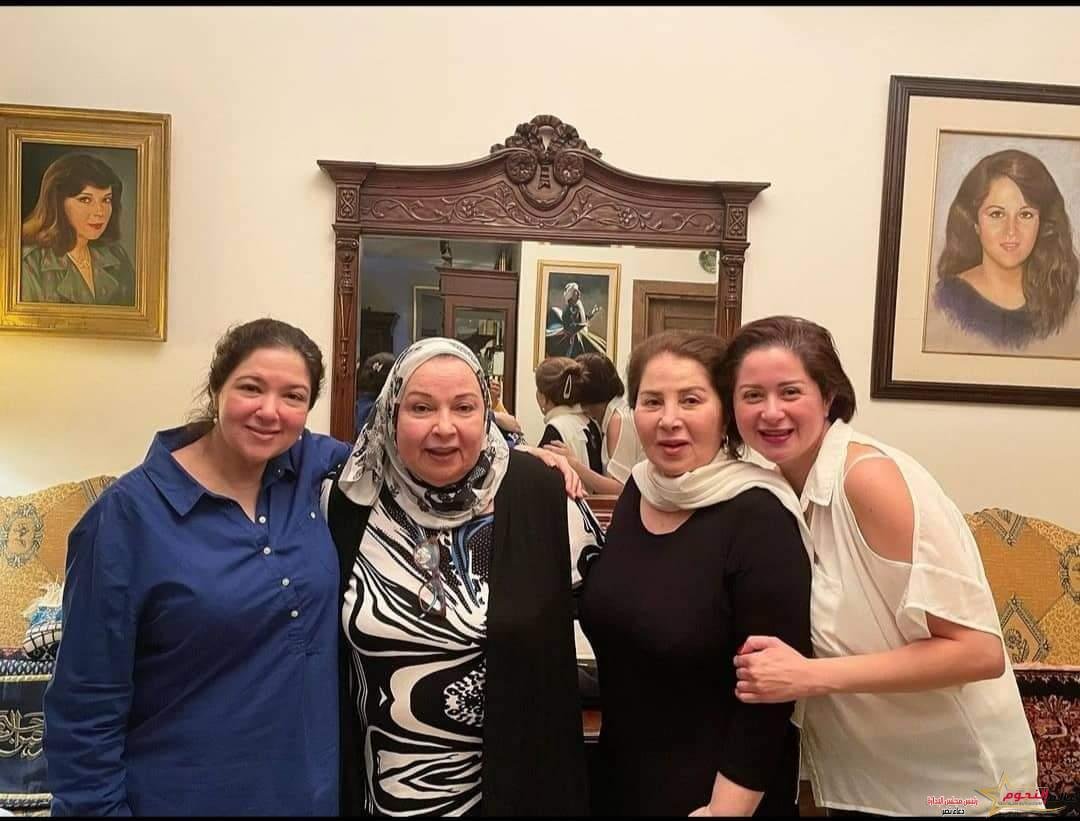 مي نور الشريف توجه رسالة إلى خالتها نورا وشقيقتها في عيد ميلادهم 