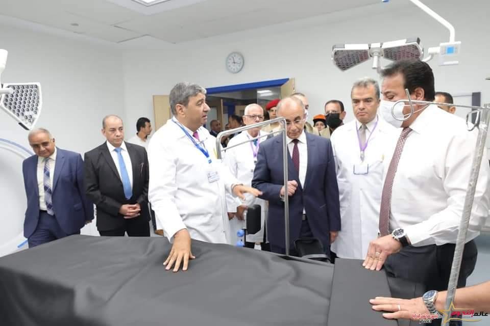 وزير التعليم العالي يتفقد المستشفى الجامعي بالعاشر من رمضان 1 وزير التعليم العالي يتفقد المستشفى الجامعي بالعاشر من رمضان