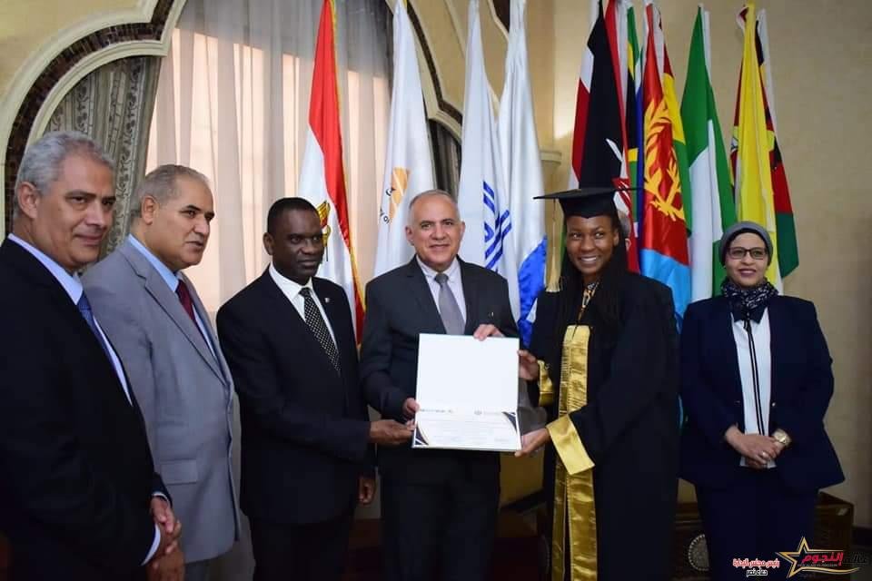 د. عبد العاطى يوزع شهادات إتمام البرنامج التدريبي "كفاءة إدارة المياه والزراعة فى أفريقيا