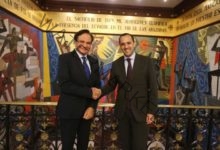 وزير الخارجية الإكوادوري يستقبل السفير المصري في كيتو
